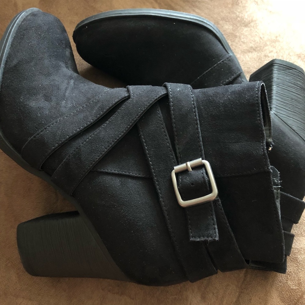 FINAL SALE Black suede booties!